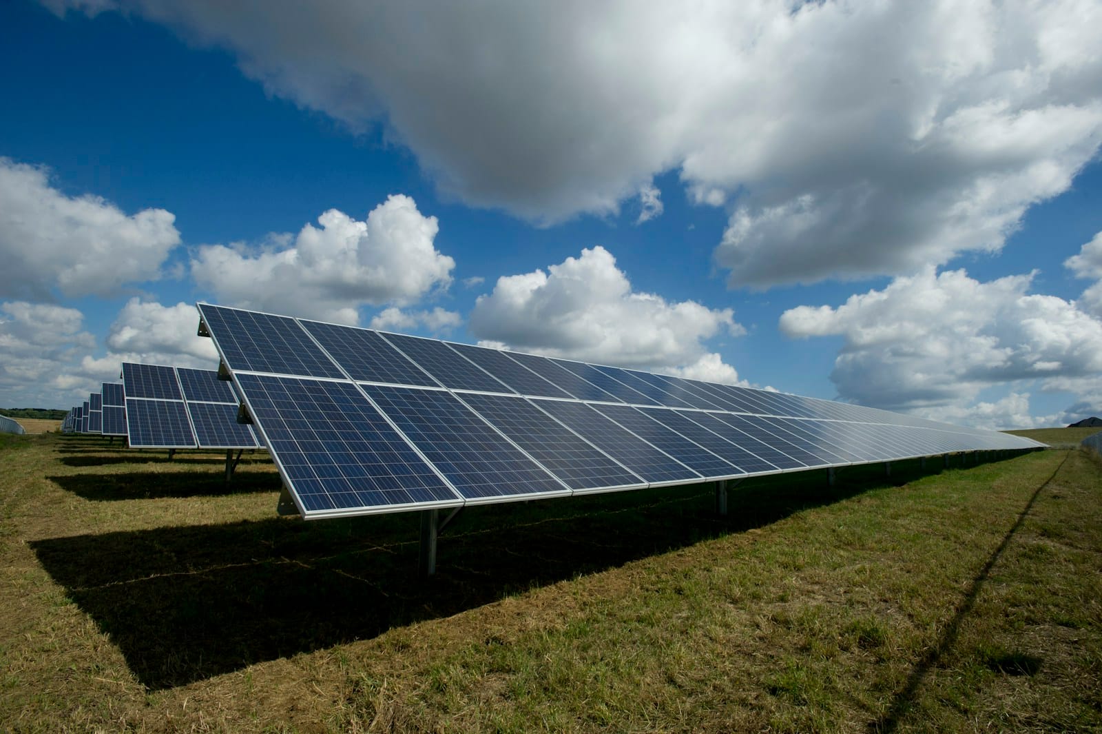 Solar In Bahria Enclave: Grid-Tied Or Hybrid?